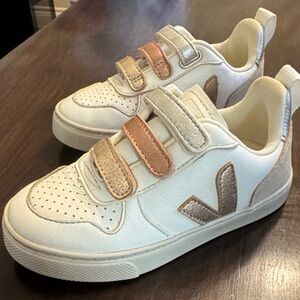 Veja Kid Metallic V-10 Sneaker (metallic)